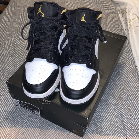 SOLD Air Jordan 1 Mid - Picture 3 of 12